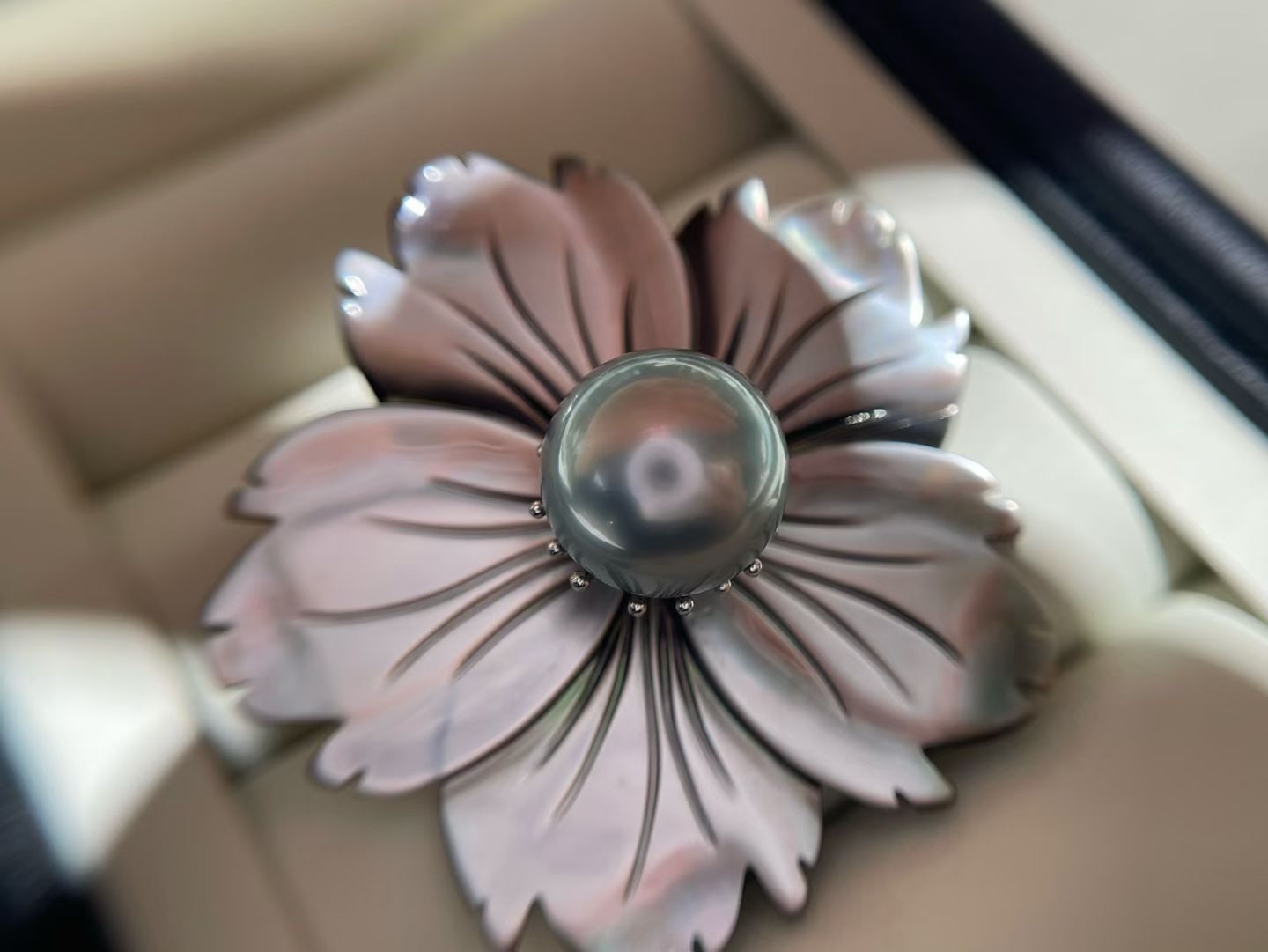 Flower-shaped brooch featuring a Tahitian Silver Gray Pearl