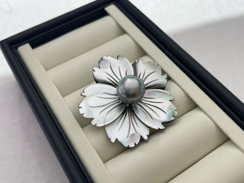 Flower-shaped brooch featuring a Tahitian Silver Gray Pearl