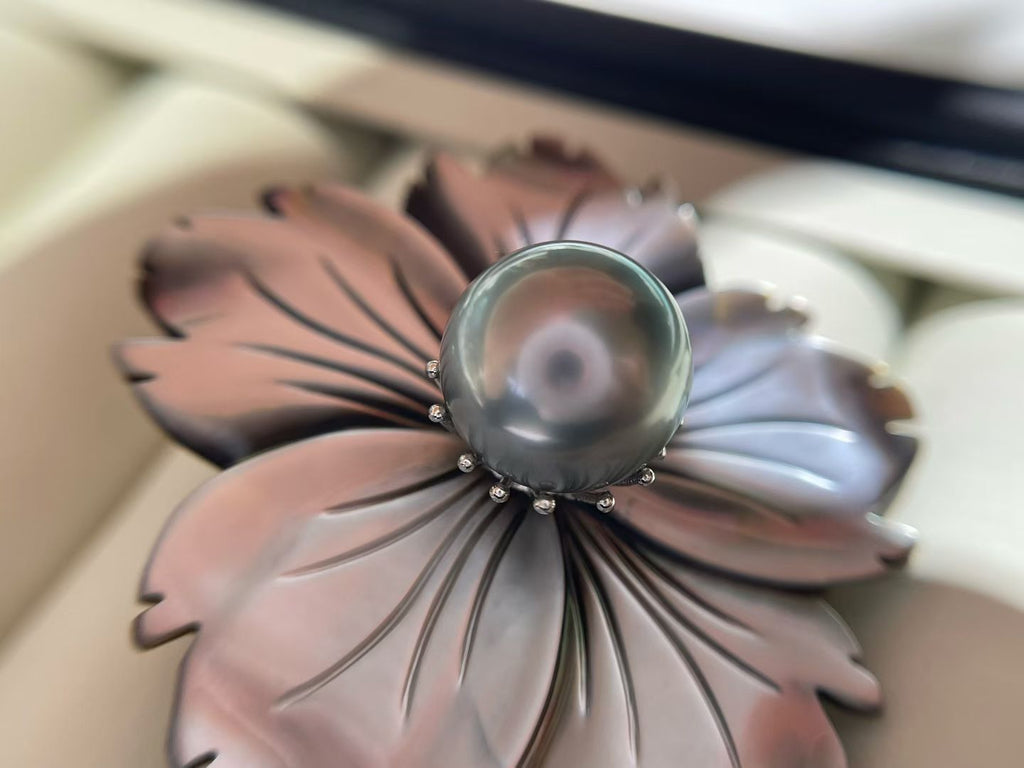Flower-shaped brooch featuring a Tahitian Silver Gray Pearl