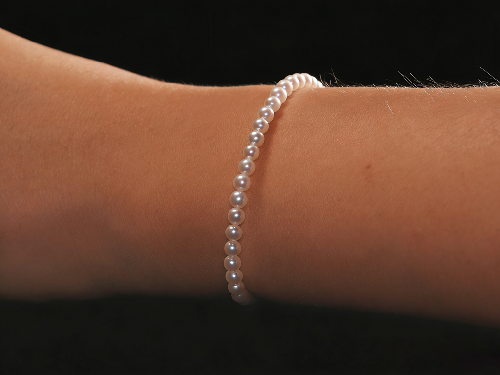Premium Japanese Akoya Pearl Bracelet in 18K gold.