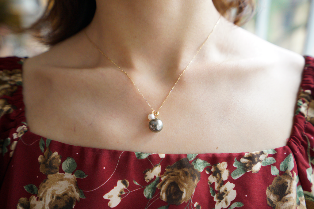 Adjustable Y-Necklace with Akoya Pearl & Tahitian Platinum Grey Pearl.