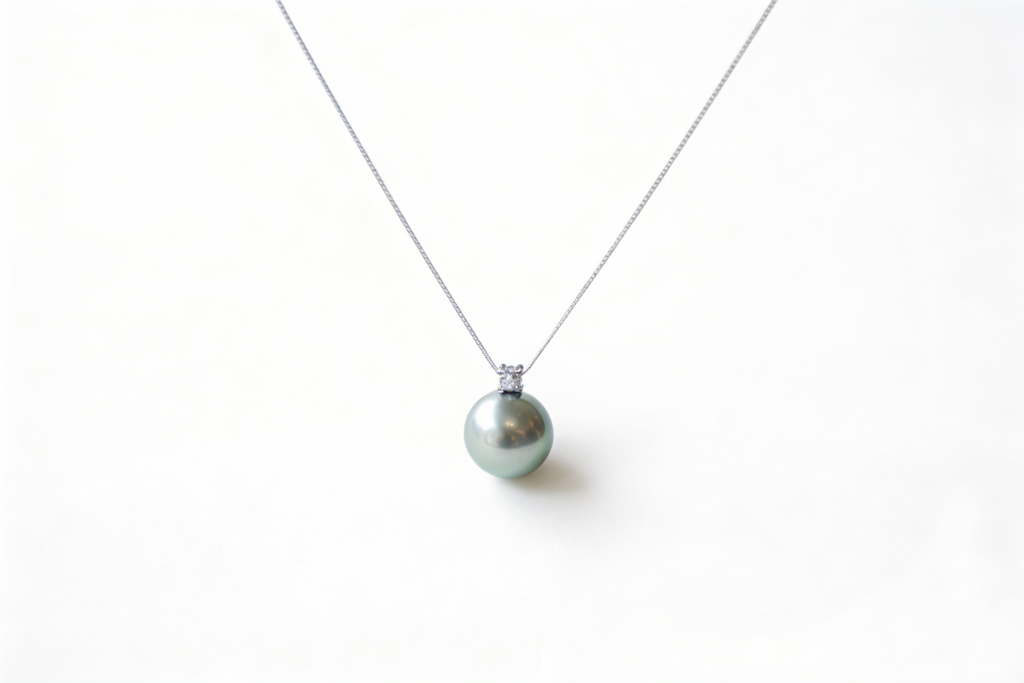 Diana-style Tahitian pearl pendant with 18K white gold chain.