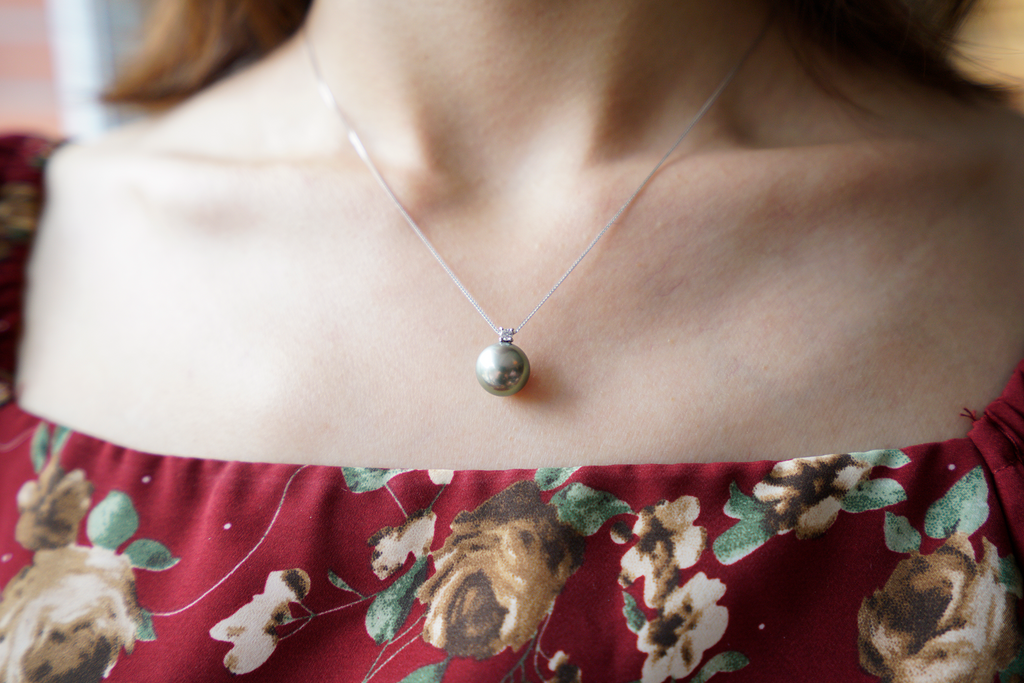 Diana-style Tahitian pearl pendant with 18K white gold chain.
