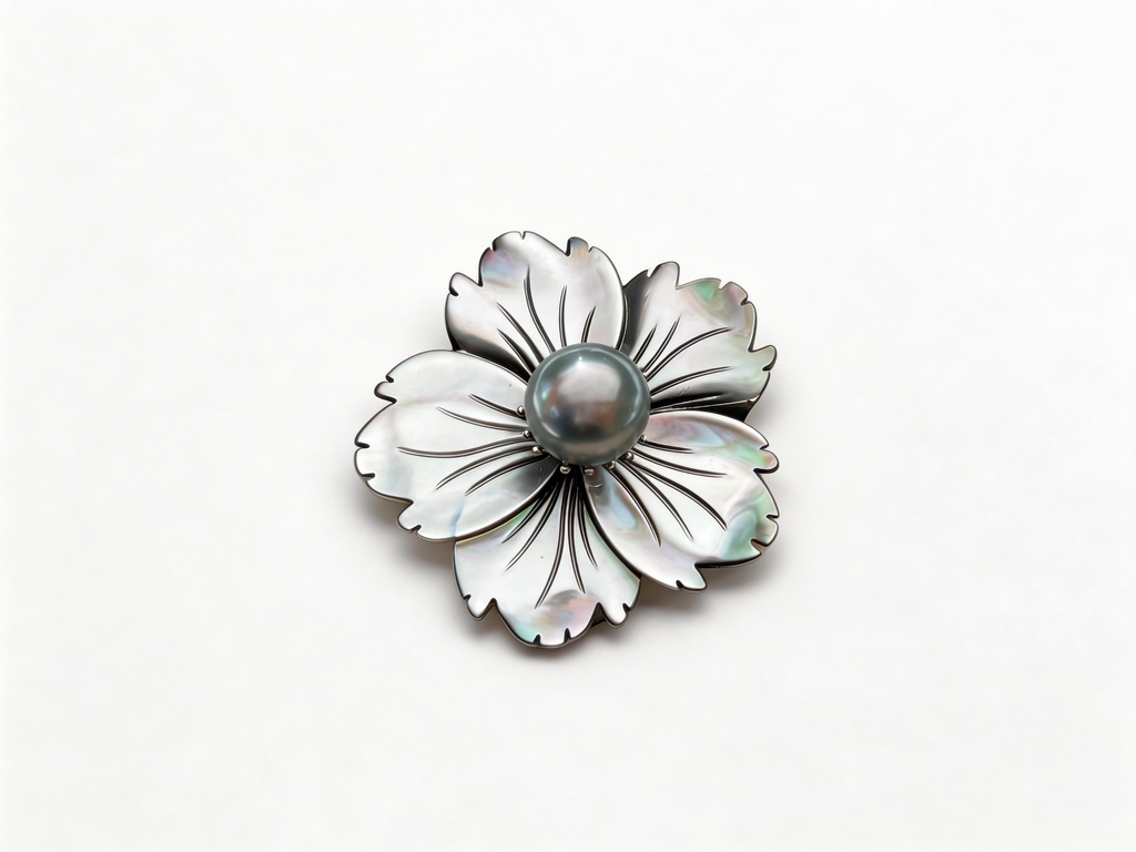 Flower-shaped brooch featuring a Tahitian Silver Gray Pearl.