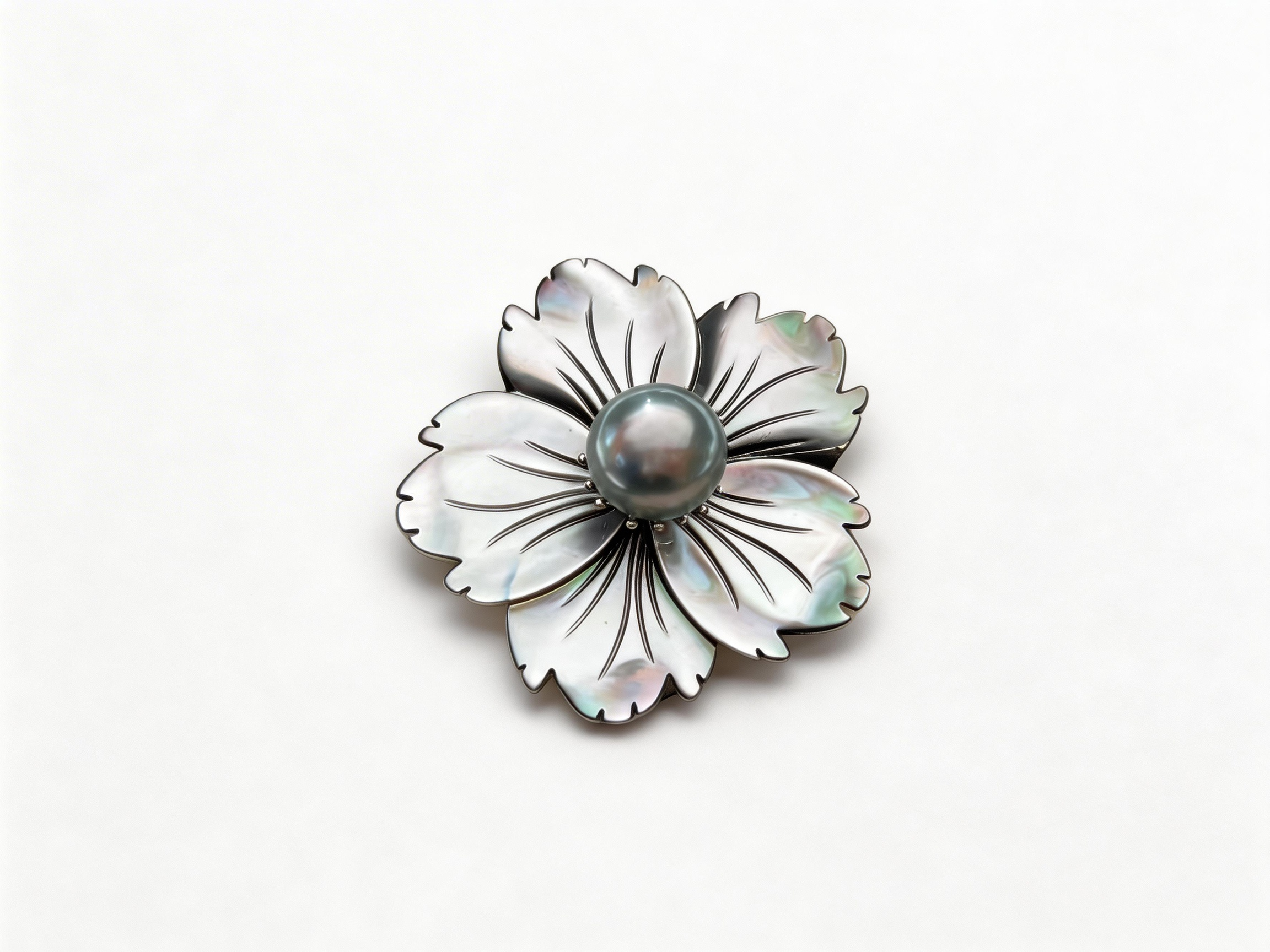 Flower-shaped brooch featuring a Tahitian Silver Gray Pearl